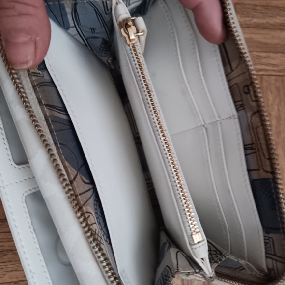 Vera Bradley White Clutch Bag - Picture 4 of 6